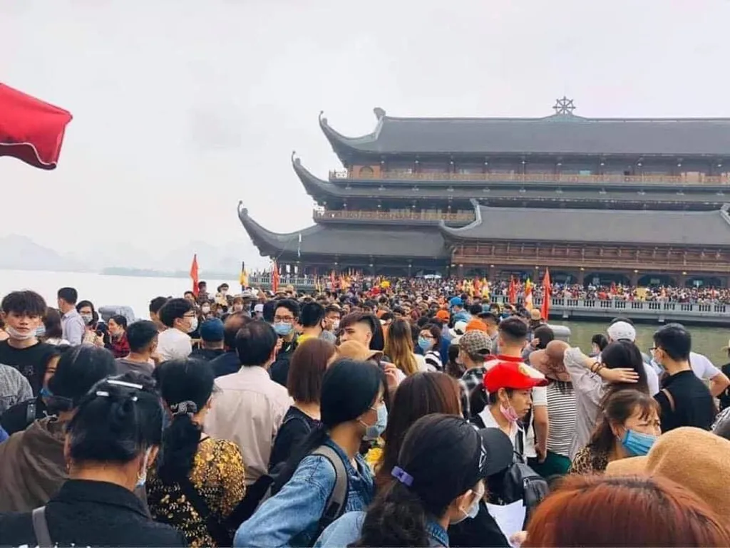 Hình ảnh người dân tham quan chùa chiền