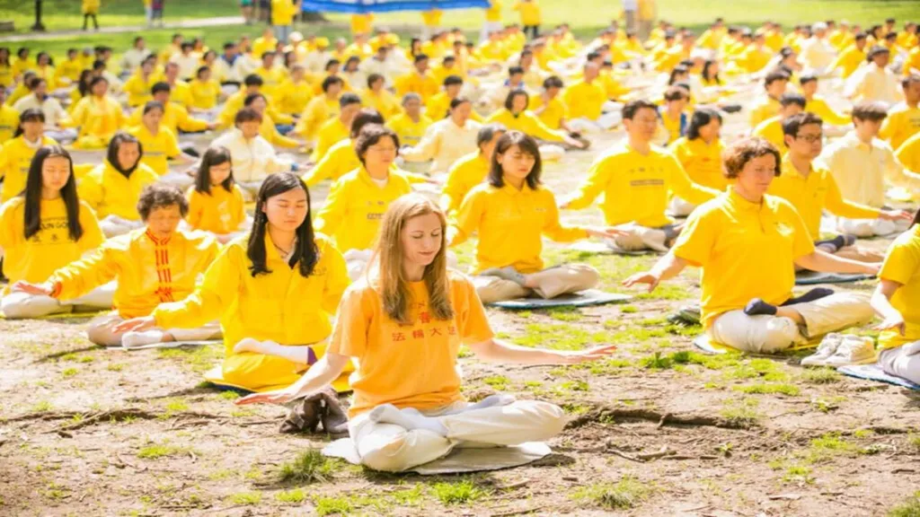 Hình ảnh học viên Pháp Luân Công đả tọa